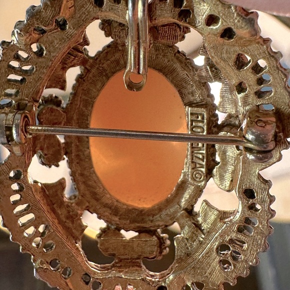 Vintage Signed Florenza Carved Cameo Brooch Pearl Accent Filigree Design Pendant - Picture 6 of 9